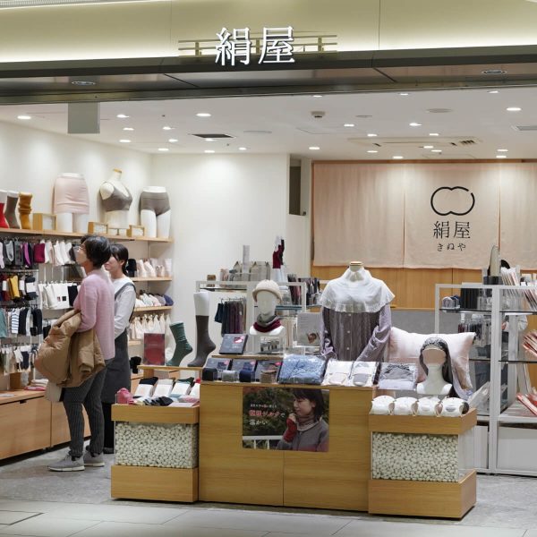 実店舗もあるって、ご存じでしたか？直営店の特徴を交えてご紹介します。