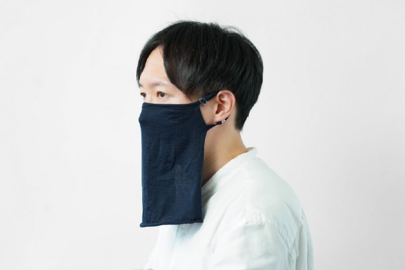 紺色の冷感シルクフェイスカバーを着用した男性スタッフ